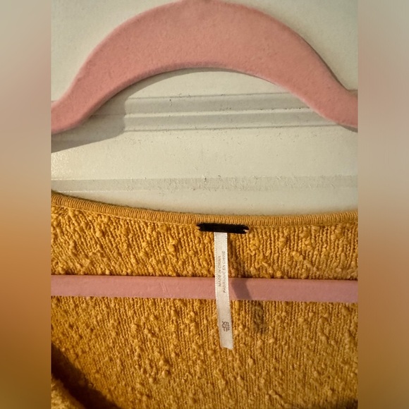 Free People Found My Friend Sweater V Neck Boucle Yellow Gold EUC Size XS - Picture 3 of 5